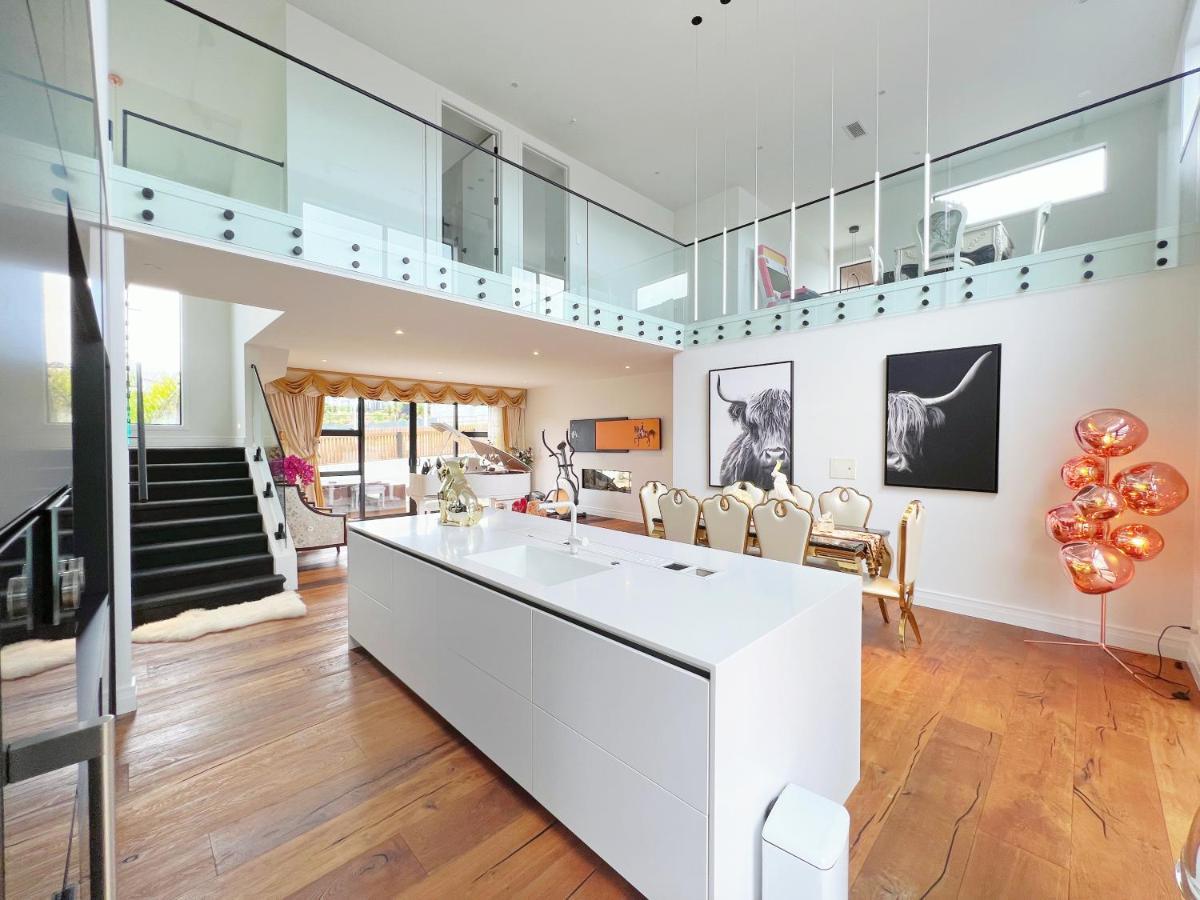 Villa Elegant Beach House In Long Bay Auckland Exterior foto